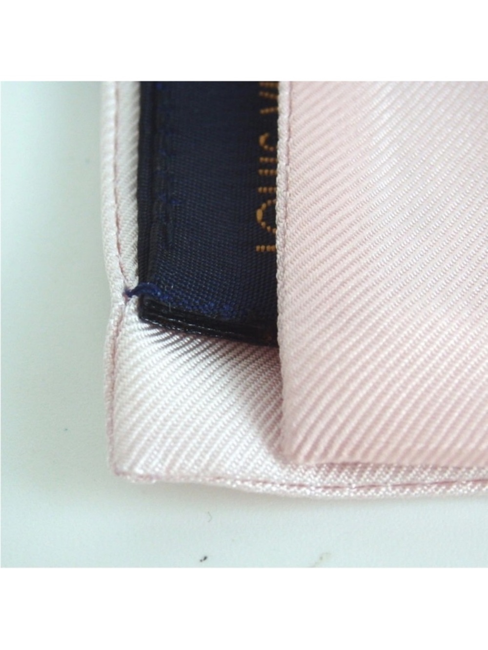 Authentic Louis Vuitton m70637 monogram, Bandeau confidential scarf silk
Pink - Picture 6 of 8